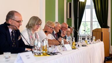 Mit eindringlichen Worten hat Bischof Dr. Michael Gerber auf die Vorstellung des Abschlussberichts der Unabhängigen Kommission reagiert. Er bat Betroffene um Entschuldigung und betonte, dass Aufarbeitung aus Respekt vor ihrem Leid geschehe.