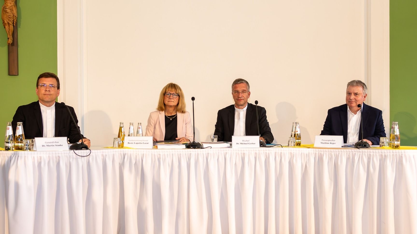 Mit einem klaren Bekenntnis zu Verantwortung und Transparenz reagierten Generalvikar Dr. Martin Stanke, Personalleiterin Beate Lopatta-Lazar und Bischof Dr. Michael Gerber (v. l.) auf den Abschlussbericht der Unabhängigen Kommission. Sie zeigten sich tief erschüttert über das dokumentierte Leid und kündigten konkrete Schritte zur strukturellen Veränderung an. Pressesprecher Matthias Reger (r.) moderierte das Gespräch. Foto: Bistum Fulda / Burkhard Beintken 